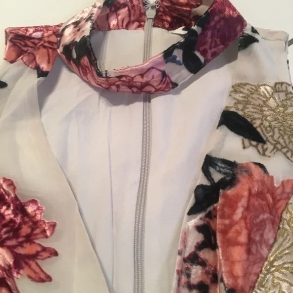 Guess  embroidered  flower dress NWOT​​​ - Picture 3 of 13